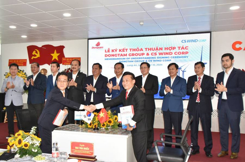 Lãnh đạo tỉnh Long An chứng kiến ký kết thỏa thuận hợp tác đầu tư nhà máy sản xuất thiết bị điện gió tại Long An. 