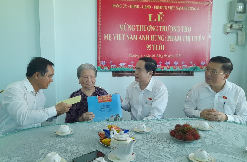 Phó Chủ tịch Thường trực Quốc hội Trần Thanh Mẫn đến thăm Mẹ Việt Nam Anh hùng Phạm Thị Uyển.
