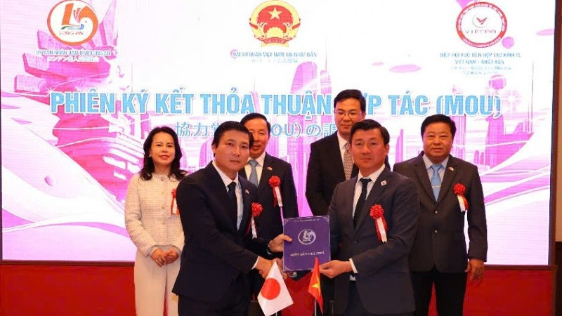 Hiệp hội Xúc tiến kinh tế Việt Nam-Nhật Bản trao ý định thư quan tâm xúc tiến đầu tư nhiều lĩnh vực vào tỉnh Long An.