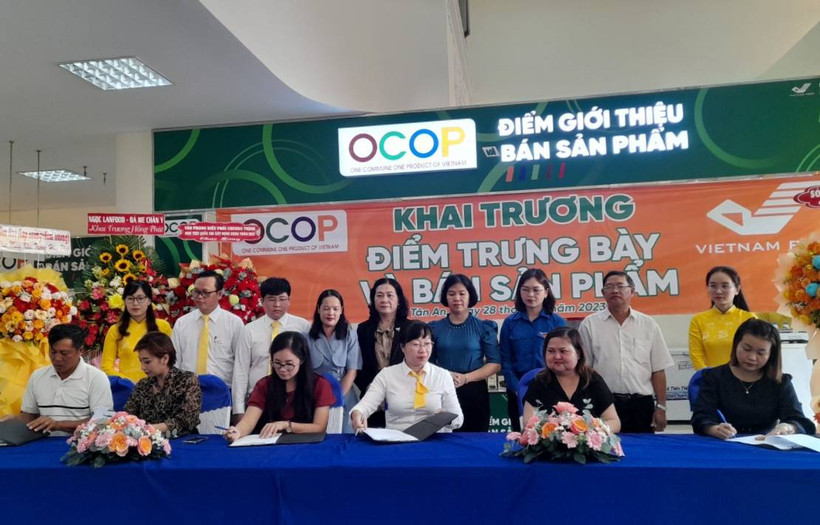 Các doanh nghiệp ký kết với Bưu điện tỉnh Long An việc đưa hàng giới thiệu, bán sản phẩm OCOP tại điểm bán hàng của Bưu điện. 