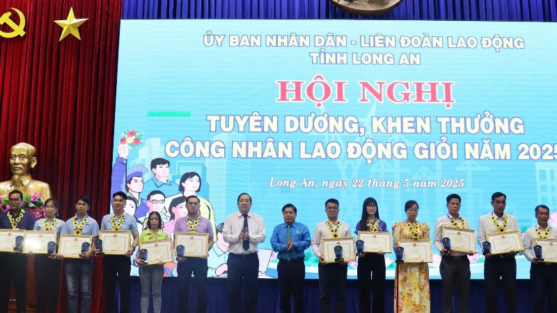 Lãnh đạo tỉnh Long An trao Bằng khen của Chủ tịch Ủy ban nhân dân tỉnh cho công nhân lao động giỏi năm 2024. 