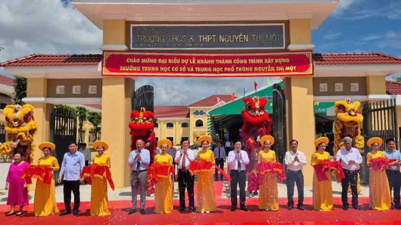 Lãnh đạo tỉnh qua các thời kỳ cắt băng khánh thành. 