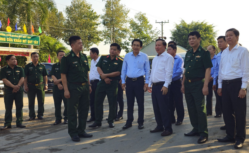 Chủ tịch Ủy ban nhân dân tỉnh Long An Nguyễn Văn Út (áo trắng) thăm hỏi, động viên lực lượng Đồn Biên phòng cửa khẩu Mỹ Quý Tây (Đức Huệ, Long An).