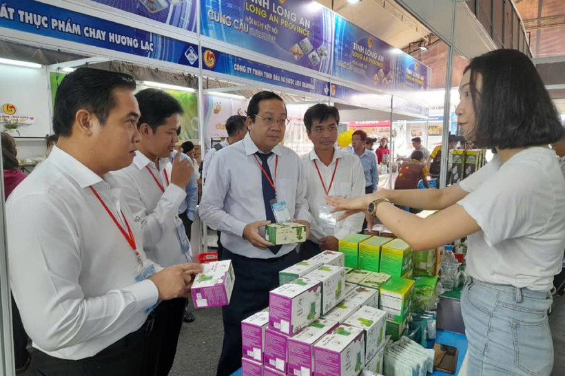 Lãnh đạo tỉnh Long An tham quan gian hàng sản phẩm chủ lực của Long An tham dự Hội nghị cung-cầu giữa Thành phố Hồ Chí Minh với các tỉnh, thành trong cả nước. 
