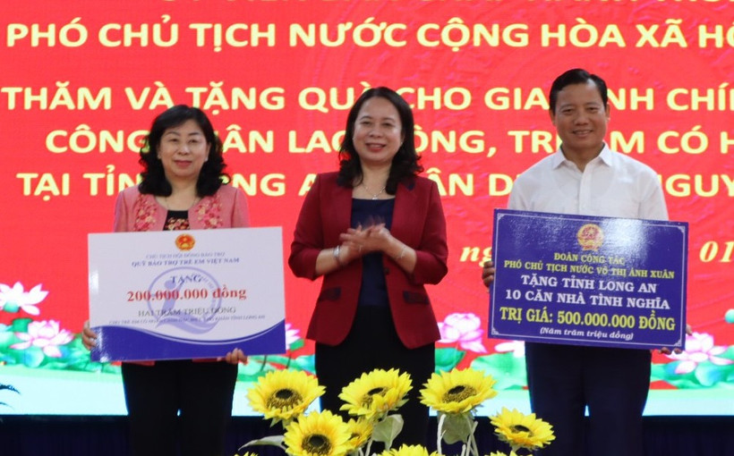 Phó Chủ tịch nước Võ Thị Ánh Xuân trao tặng 10 căn nhà tình nghĩa và tiền cho Quỹ bảo trợ trẻ em tỉnh Long An.