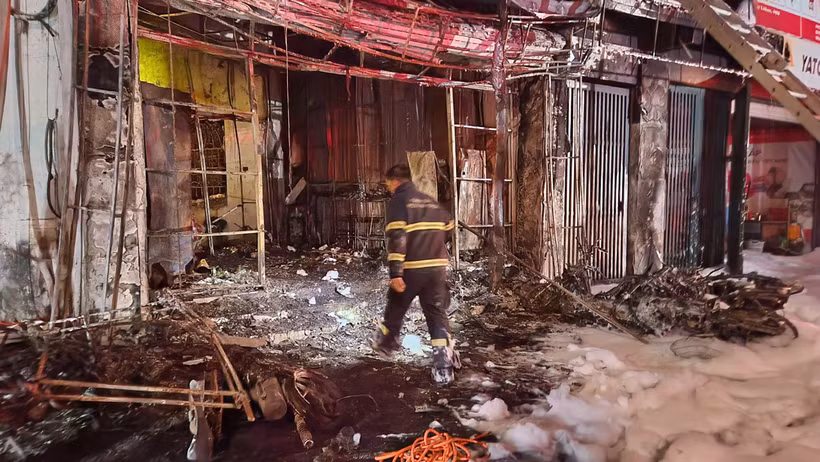 Hiện trường vụ cháy tại phố Phạm Văn Đồng khiến 11 người tử vong. (Ảnh: NAM ĐÔNG)