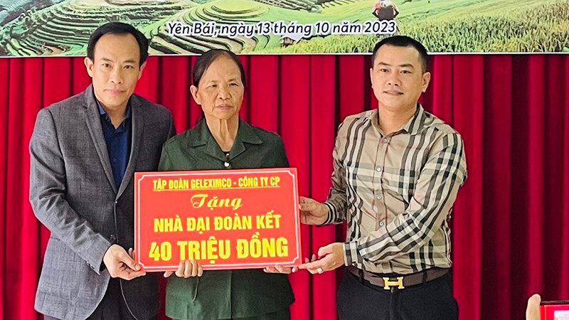 Trao hỗ trợ cho bà Phạm Thị Thìn, cựu thanh niên xung phong có hoàn cảnh khó khăn.