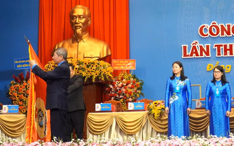 Phó Chủ tịch Thường trực Tổng Liên đoàn Lao động Việt Nam Trần Thanh Hải gắn Huân chương Độc lập hạng Nhì của Chủ tịch nước tặng Liên đoàn Lao động tỉnh Đồng Nai.