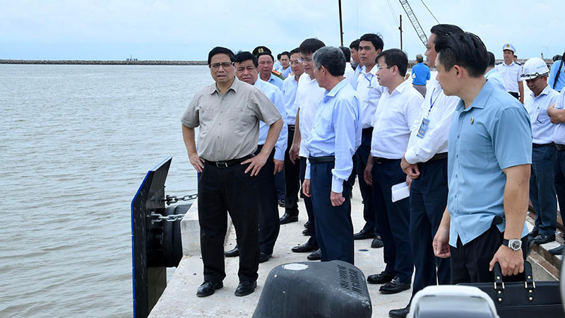 Thủ tướng Phạm Minh Chính thị sát cảng biển trong Khu kinh tế Định An.