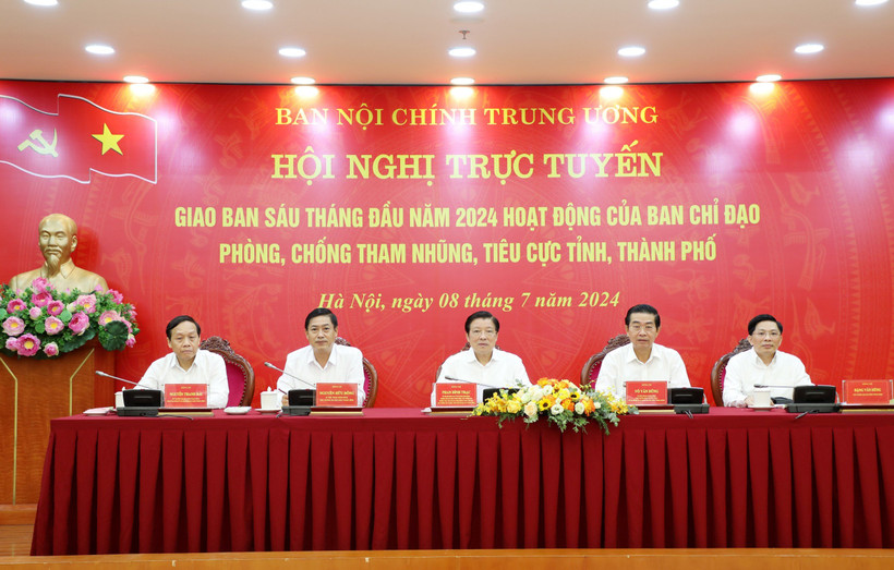 Các đồng chí chủ trì Hội nghị. (Ảnh: HƯNG TẠ)