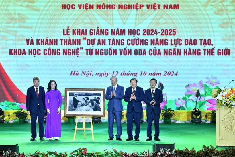 Tổng Bí thư, Chủ tịch nước Tô Lâm trao bức ảnh Bác Hồ tặng Học viện Nông nghiệp Việt Nam
