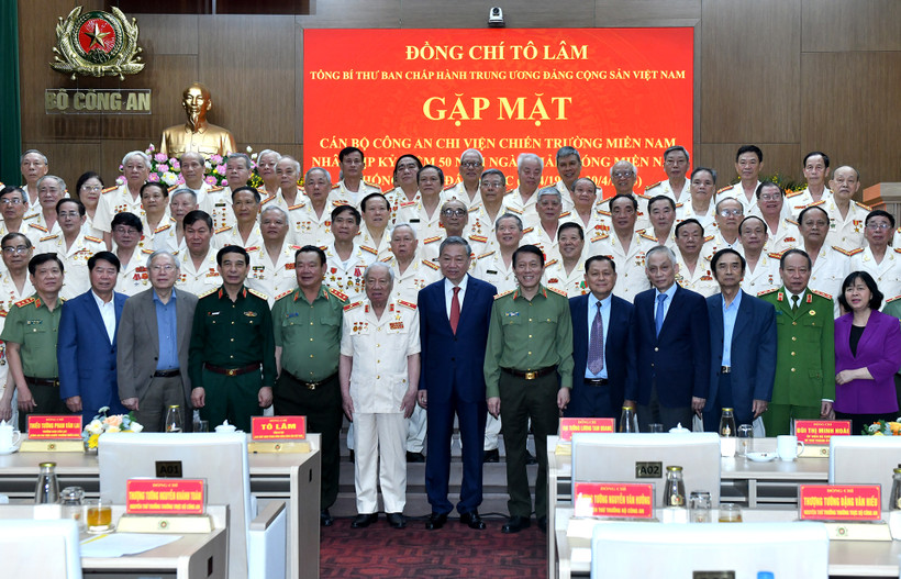 Tổng Bí thư Tô Lâm và các đại biểu tại buổi gặp mặt cán bộ công an chi viện chiến trường miền nam. (Ảnh: ĐĂNG KHOA)