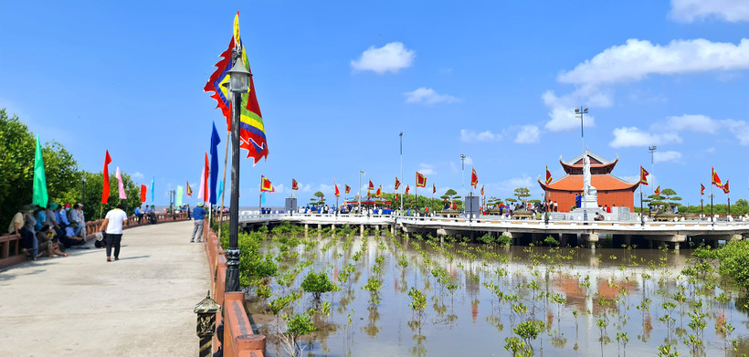 Khu du lịch Mũi Cà Mau (huyện Ngọc Hiển, tỉnh Cà Mau) thu hút đông đảo khách thập phương trong dịp Lễ 30/4. 