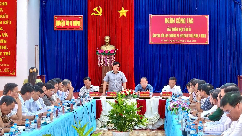 Đoàn công tác của Bí thư Tỉnh ủy Cà Mau làm việc với Ban Thường vụ Huyện U Minh và Thới Bình sáng 20/3.