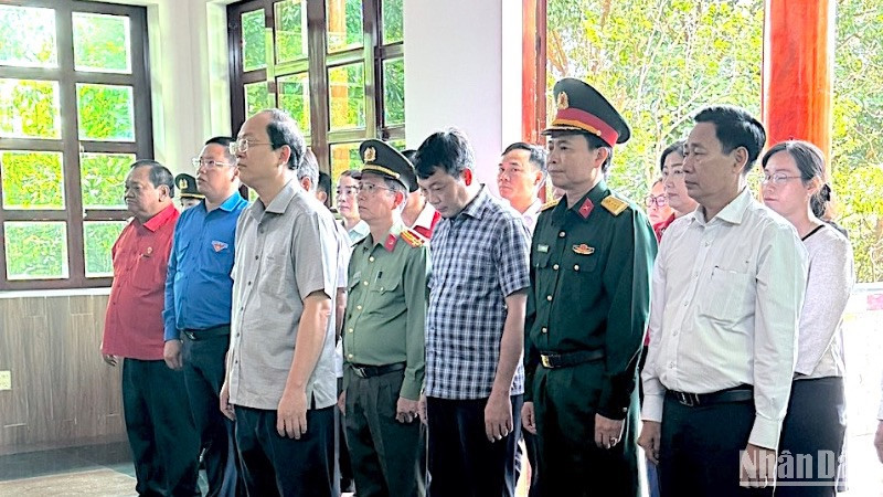 Bí thư Tỉnh ủy Cà Mau (thứ 3 từ trái qua) cùng đoàn công tác của Tỉnh ủy đến viếng tại Nhà tưởng niệm Chủ tịch Hồ Chí Minh trong khu di tích. 