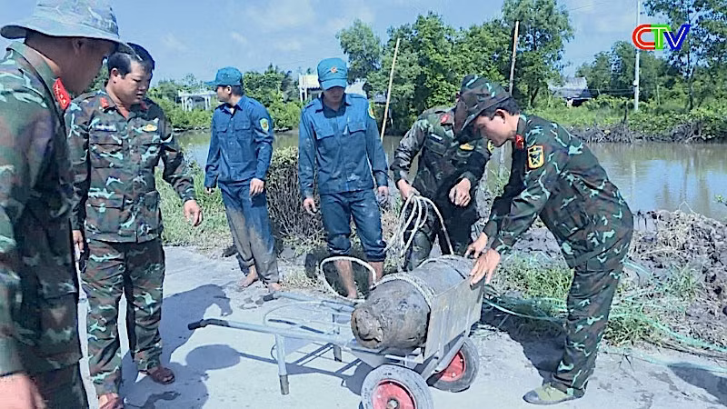 Lực lượng quân sự tỉnh Cà Mau tiến hành di chuyển quả bom to phát hiện trong dân để xử lý an toàn theo quy định. (Ảnh: CVT)