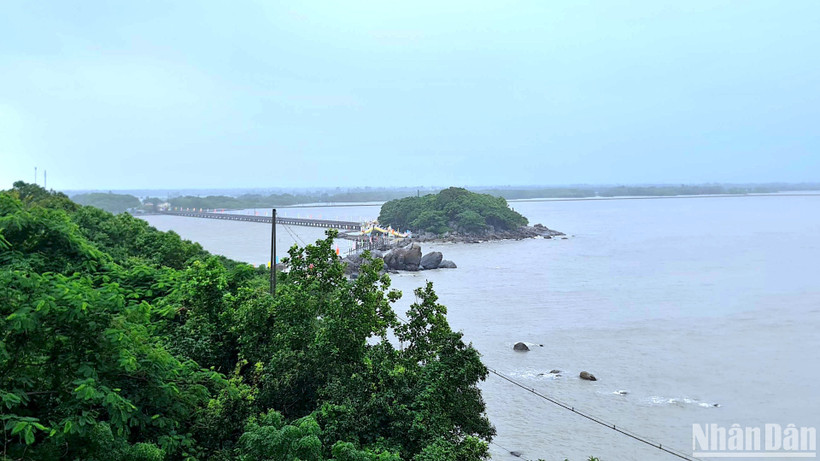 Vùng biển chung quanh cụm đảo Hòn Đá Bạc (huyện Trần Văn Thời, tỉnh Cà Mau) nằm trong khu bảo tồn biển Cà Mau.