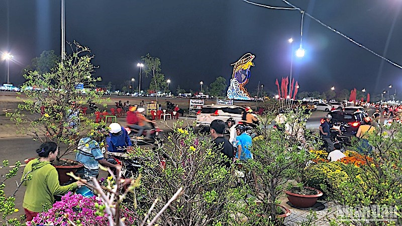Các chủ quầy, sạp hoa kiểng bán xả hàng để kịp về nhà trước thời khắc giao thừa.