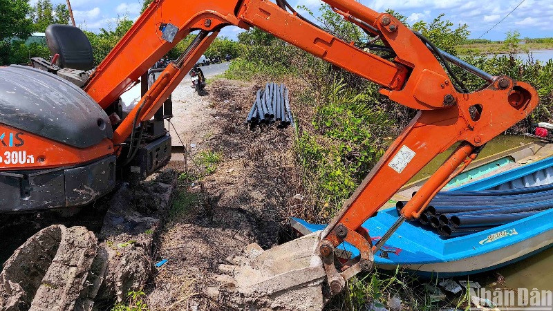 Thiết bị thi công mở rộng đường ống cấp nước cho người dân vùng hạn xã Biển Bạch.