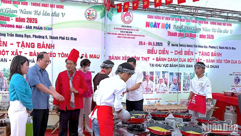 Bí thư Tỉnh ủy Cà Mau Nguyễn Hồ Hải (đeo kính) tham quan gian hàng chế biến bánh dân gian chiều 29/4.