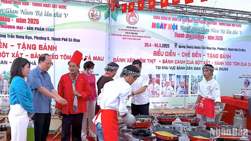 Bí thư Tỉnh ủy Cà Mau Nguyễn Hồ Hải (đeo kính) tham quan gian hàng chế biến bánh dân gian chiều 29/4.