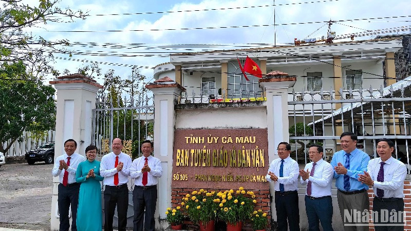 Lãnh đạo tỉnh Cà Mau chúc mừng cơ quan Ban Tuyên giáo và Dân vận Tỉnh ủy Cà Mau. 
