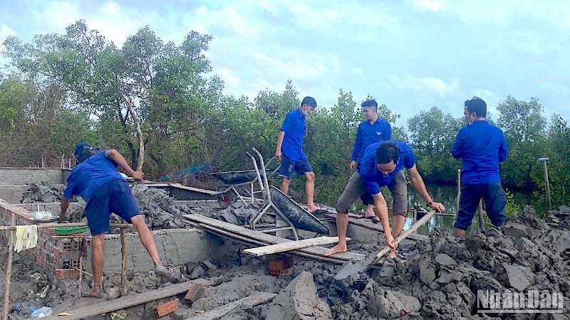 Đoàn thanh niên Cà Mau hỗ trợ ngày công lao động giúp chủ hộ đắp đất nền nhà, tiết kiệm xây dựng nhà mới.