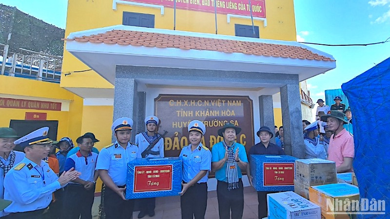 Bí thư Tỉnh ủy Cà Mau (quàng khăn) tặng quà cho lực lượng làm nhiệm vụ trên đảo Đá Đông C.