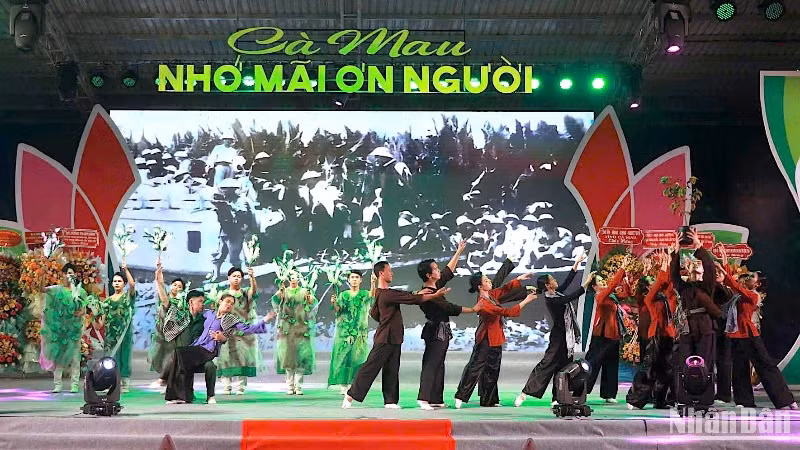 Văn nghệ chào mừng kỷ niệm 135 năm Ngày sinh Chủ tịch Hồ Chí Minh, và 75 năm Ngày thành lập huyện Trần Văn Thời vào tối 19/5. 