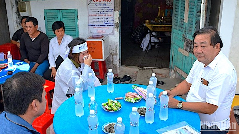 Đại diện lãnh đạo tỉnh Cà Mau đến thăm hỏi, động viên gia đình nạn nhân tử vong sau vụ nổ lớn vào chiều 18/1.
