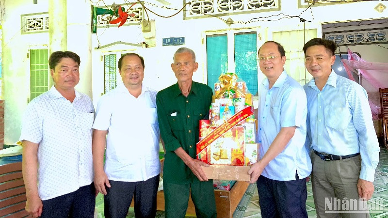  Bí thư Tỉnh ủy Nguyễn Hồ Hải (thứ 2 từ phải qua) trao tặng quà tại hộ gia đình chú Trần Hoàng Ân (ấp Vàm Xáng, xã Phú Mỹ, huyện Phú Tân). 