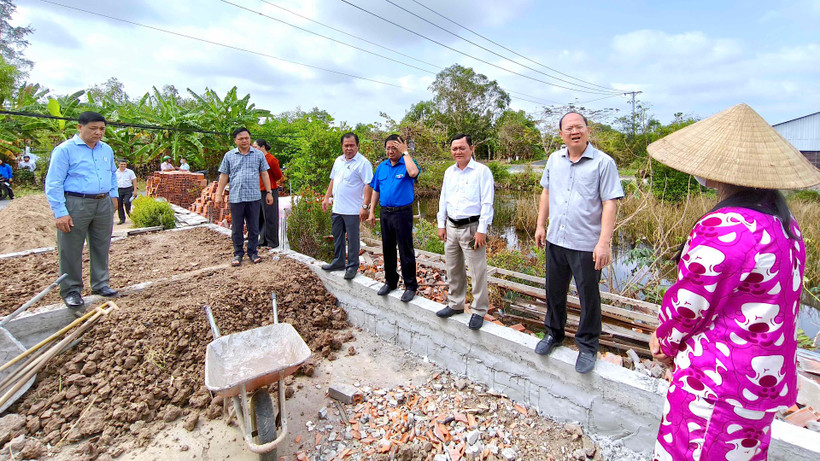 Lãnh đạo tỉnh Cà Mau kiểm tra tiến độ xóa nhà tạm, nhà dột nát trên địa bàn thành phố Cà Mau.
