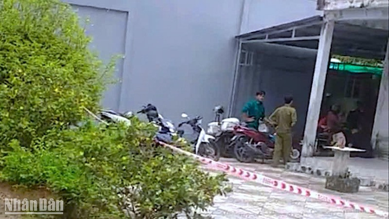 Lực lượng nghiệp vụ Công an tỉnh Cà Mau bảo vệ hiện trường, làm rõ nguyên nhân vụ cướp táo tợn ở xã Tân Thành.