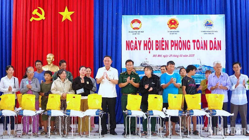 Thiếu tá Trịnh Công tự và lãnh đạo xã Đất Mới tặng quà cho hộ nghèo nhân Ngày hội Biên phòng toàn dân 2025. 