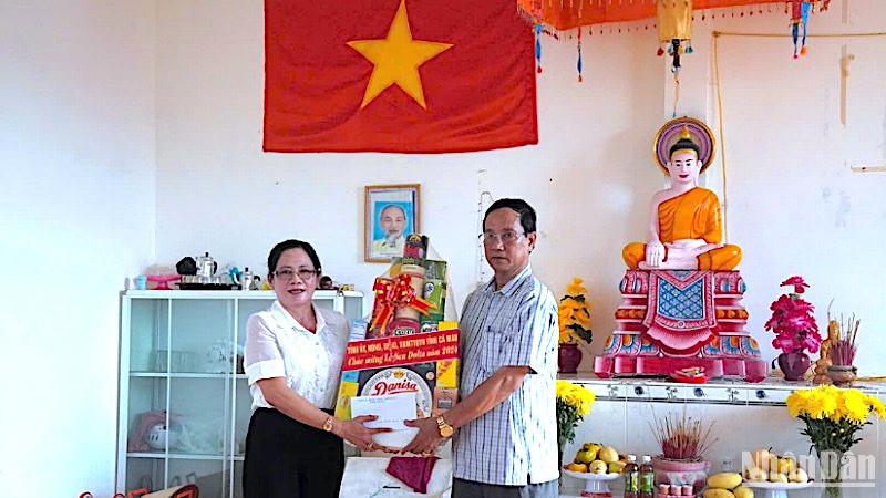 Phó trưởng Ban Dân tộc tỉnh Cà Mau Quách Kiều Mai tặng quà cho đại diện Ban Quản trị Salatel xã Nguyễn Việt Khái vào chiều 2/10.