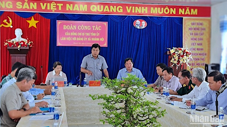 Bí thư Tỉnh ủy Cà Mau Nguyễn Tiến Hải (đứng) làm việc với cấp ủy, chính quyền xã Khánh Hội và chỉ ra các tồn tại cần khắc phục liên quan đến bến cá Khánh Hội.