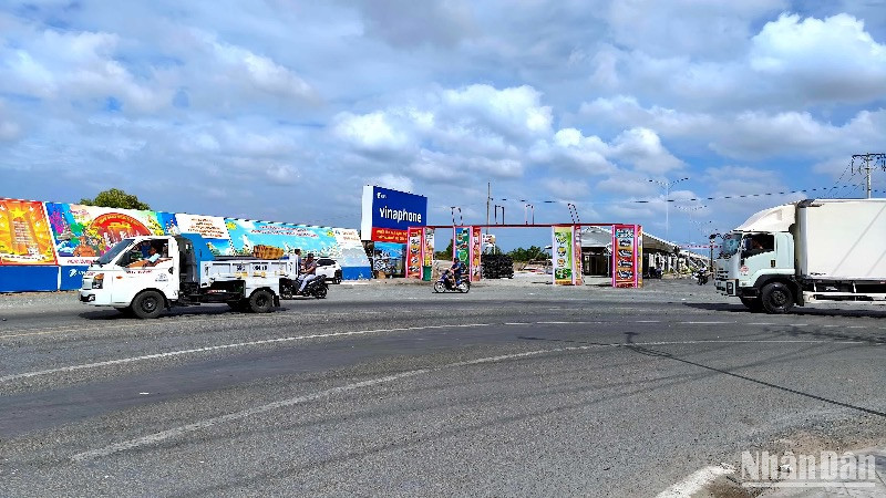 Khu vực tổ chức Hội chợ thương mại và ẩm thực phục vụ 100 Lễ hội Nghinh Ông ở miền biển Sông Đốc (Cà Mau) vào sáng 8/3. 