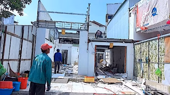 Lực lượng chức năng cưỡng chế nhà ông Cột (phải) nhưng “tháo dỡ nhầm” luôn căn bên cạnh (trái) dù không có quyết định cưỡng chế. 