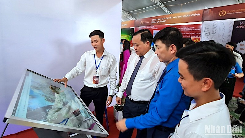 Lãnh đạo tỉnh Cà Mau tham quan các gian hàng trưng bày các ứng dụng trong chuyển đổi số.