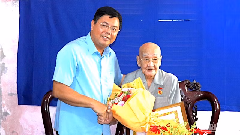 Ủy viên Trung ương Đảng, Bí thư Tỉnh ủy Cà Mau trao tặng Huy hiệu Đảng 75 năm và chúc mừng đồng chí Vũ Minh Chiếu.