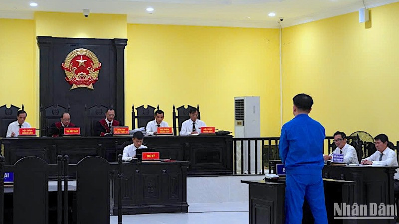 Phiên tòa xét xử sơ thẩm vụ án lừa đảo chiếm đoạt tài sản đối với bị cáo Lâm Hoàng Ngân.