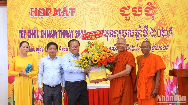 Lãnh đạo Ủy ban nhân dân tỉnh Cà Mau tặng quà mừng Tết cổ truyền Chôl Chnăm Thmây 2025 của đồng bào Khmer nhân buổi họp mặt. 