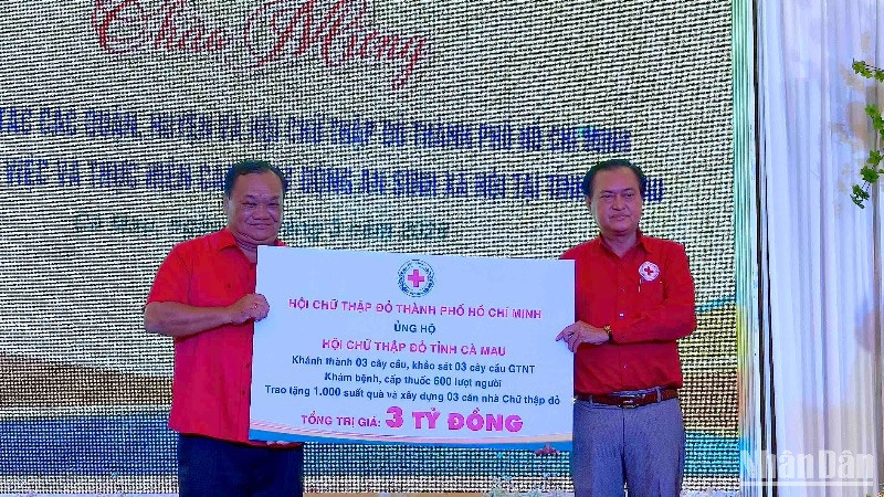 Đại diện Hội Chữ thập đỏ Thành phố Hồ Chí Minh (bên phải) trao hỗ trợ 3 tỷ đồng cho đại diện Hội Chữ thập đỏ Cà Mau.