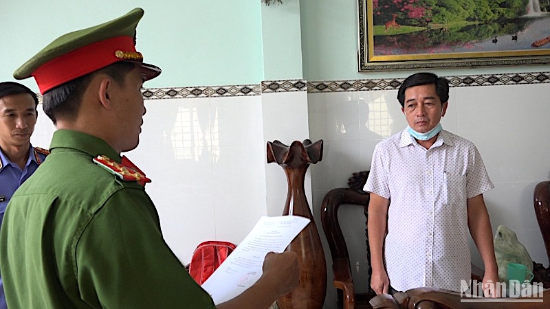 Cơ quan điều tra đọc lệnh bắt tạm giam ông Lê Ngọc Định, nguyên Trưởng phòng Kế hoạch-Tài chính thuộc Sở Y tế tỉnh Cà Mau vào tháng 7/2022. 