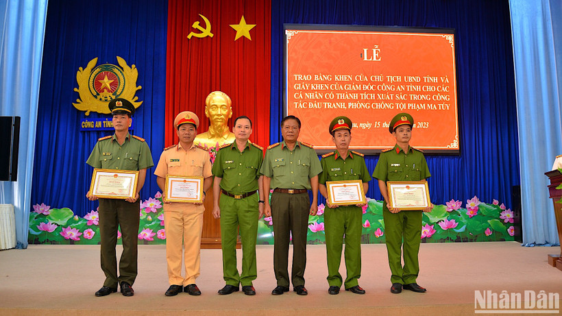Ban Giám đốc Công an tỉnh Cà Mau trao Bằng khen của Chủ tịch Uỷ ban nhân dân tỉnh và Giấy khen của Giám đốc Công an Cà Mau cho các cá nhân có thành tích xuất sắc triệt phá án về ma tuý. 