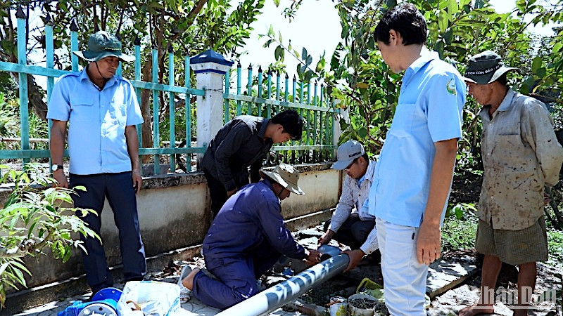Đơn vị chức năng Cà Mau mở rộng tuyến ống nhánh dẫn nước về “giải khát” cho cư dân vùng nông thôn đang thiếu nước sinh hoạt.