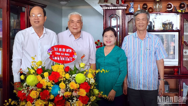 Bí thư Tỉnh ủy Cà Mau Nguyễn Hồ Hải (bìa trái) chụp hình lưu niệm cùng gia đình Bác sĩ, Thầy thuốc Nhân dân Trương Minh Thắng, nguyên Giám đốc Sở Y tế Cà Mau.