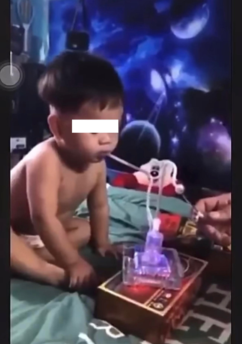 Hình ảnh em bé bên các dụng cụ nghi là để sử dụng chất kích thích (Ảnh cắt từ clip).