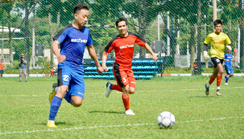 Các đội bóng thi đấu quyết liệt ngay từ vòng loại.