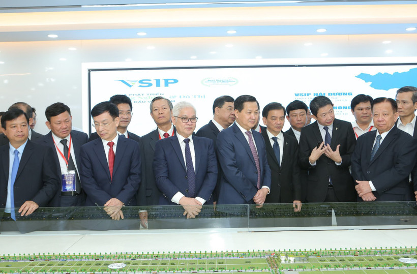 Phó Thủ tướng Lê Minh Khái cùng lãnh đạo các bộ, ngành và các tỉnh làm việc tại Khu công nghiệp Việt Nam-Singapore I.